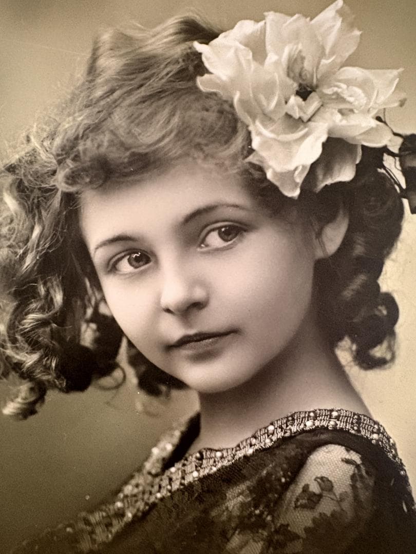 アンティーク ポストカード 薔薇の髪飾りの美しい少女