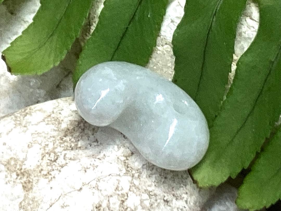 ✳高価なアイスジェイド**氷肌　糸魚川翡翠勾玉　本物の守護石をお身近に　鑑別書付