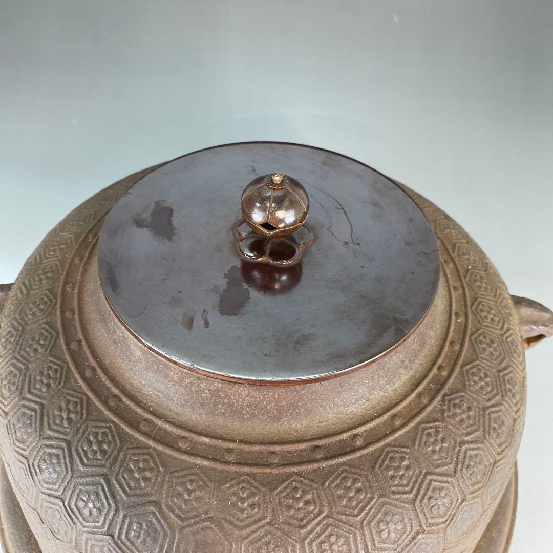 【茶道具】高橋敬典造　真形羽付亀甲文釜（共箱）