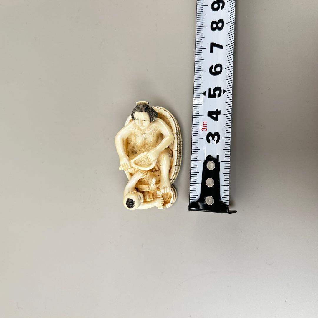 母子入浴シーン 彫刻極上根付天然素材アンティーク骨董飾り物古美術置物細密細工