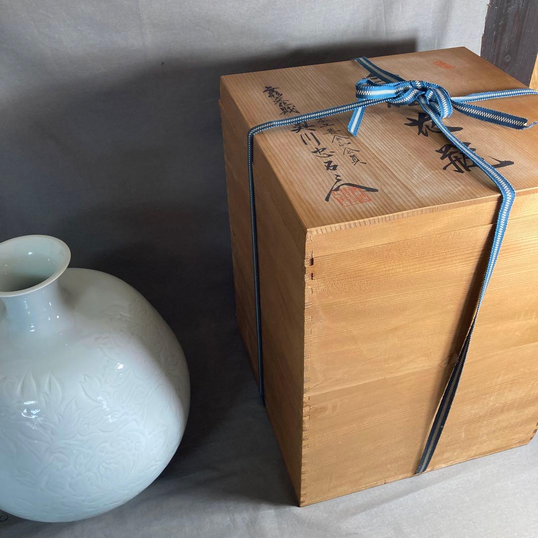 【奥川忠右衛門】白磁の伝統　人間国宝　初代奥川忠右衛門作　白磁牡丹彫　大花瓶