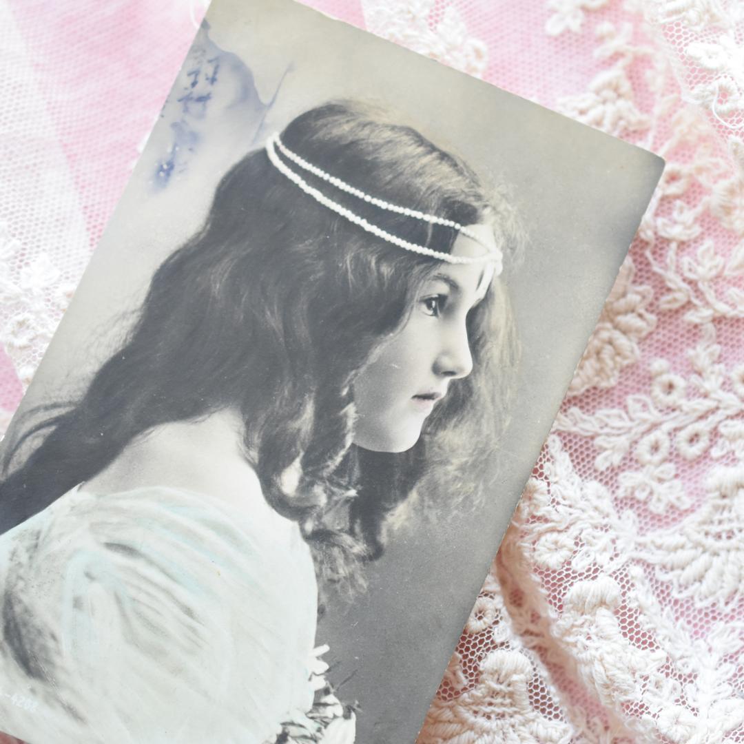 アンティークポストカード　アールヌーヴォーの女神のような少女