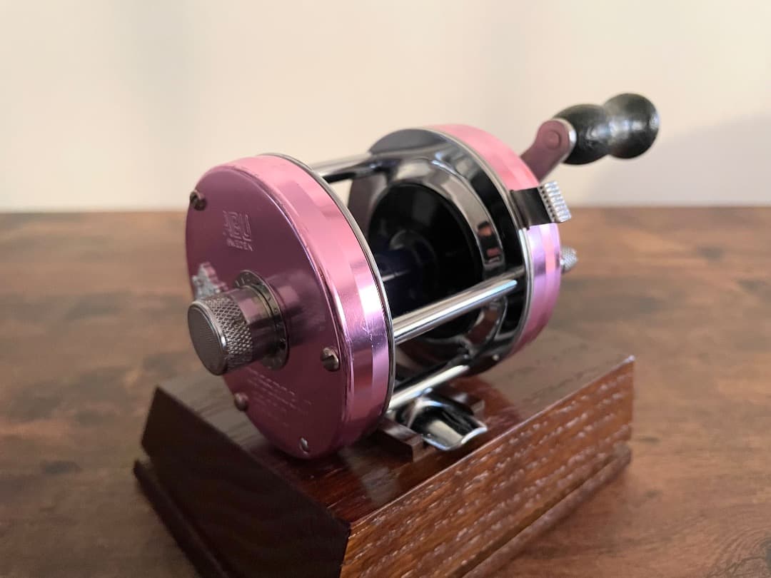 ABU Ambassadeur 5500Cアンバサダー サイモンシモムラ ピンク