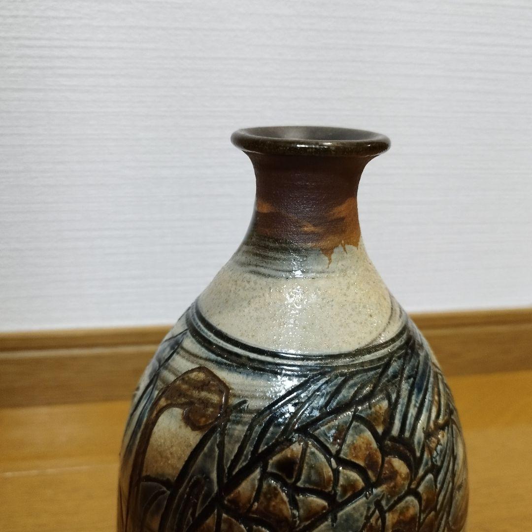 沖縄の人間国宝　金城次郎さんの飾り壷・花瓶　魚と海老の図　高さ約20センチ　在銘