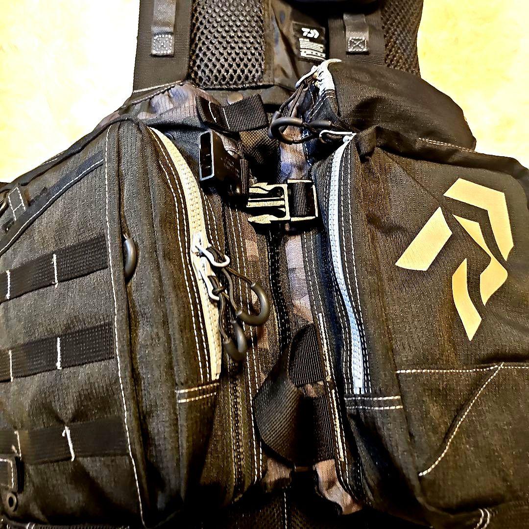 【超極美品】ダイワ ベンチクールゲームベストIV フリー DF-6109