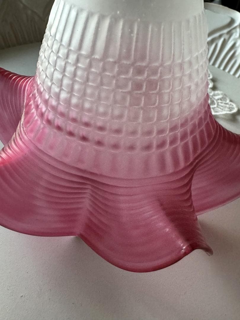 ⑤　英国　アンティーク　赤いフリルのシェード　クランベリー