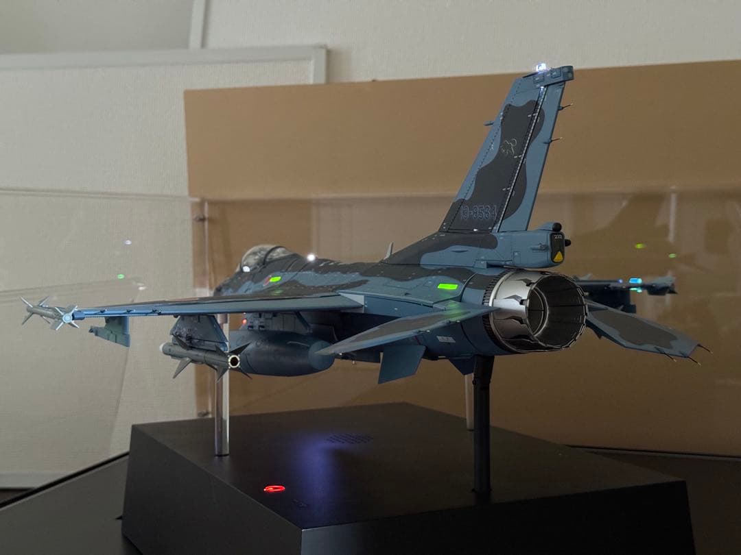 ディアゴステーニF-2A 戦闘機　専用ディスプレイケース付き