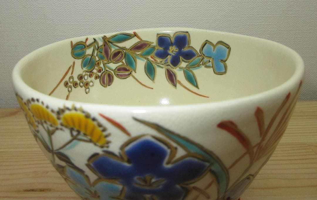 送料込【逢絢亭・新品】茶道具 茶碗 京焼 秋草の図 伊坂清香 紙箱入り