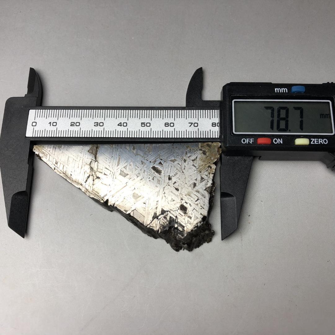 マ*ル様 アルタイ隕石 鉄隕石　原石　重さ約121ｇ 立て付き