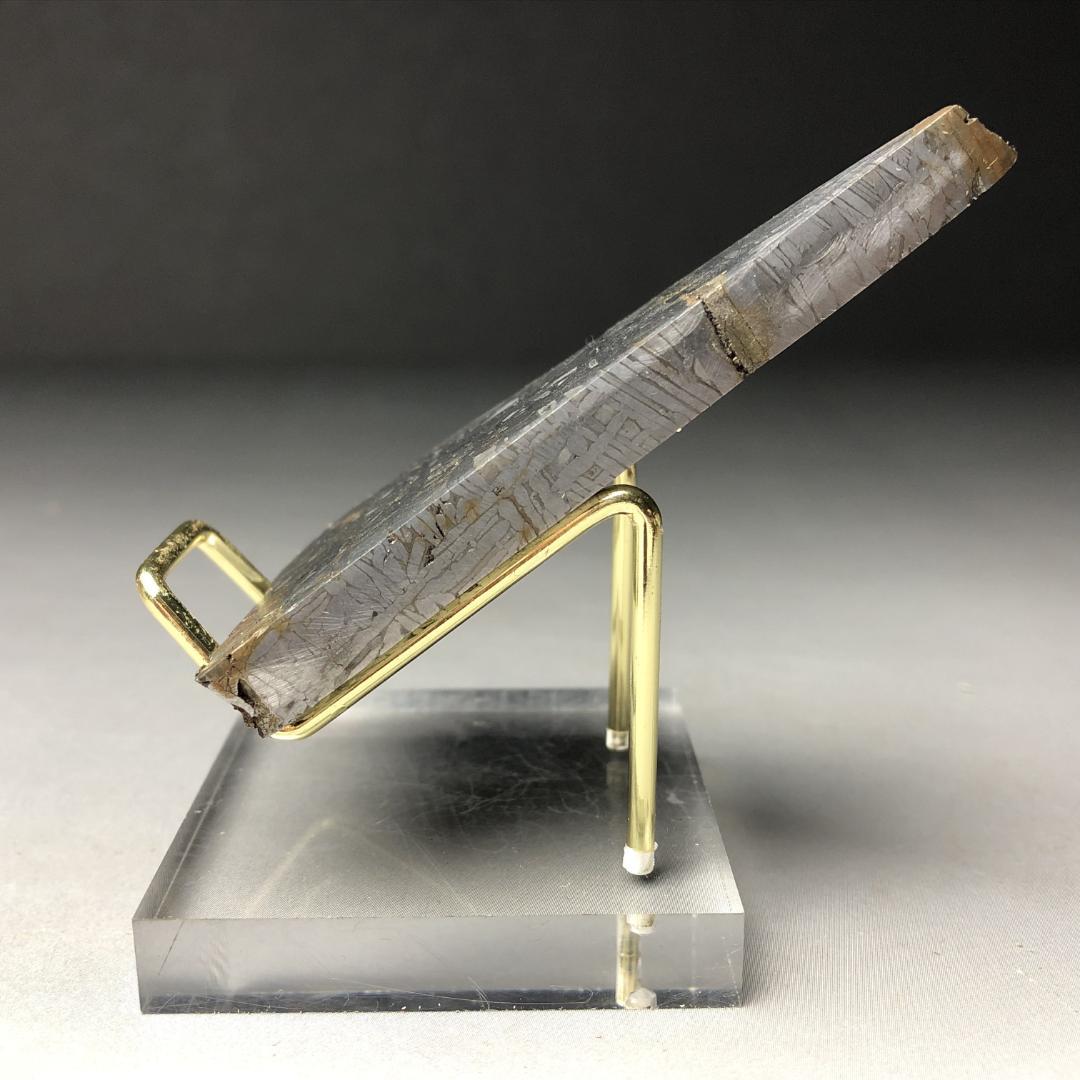 マ*ル様 アルタイ隕石 鉄隕石　原石　重さ約121ｇ 立て付き