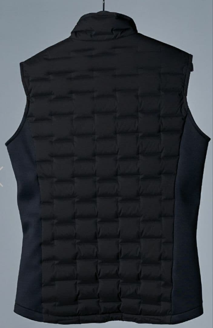 【1piu1uguale3】STAND DOWN VEST　ブラック