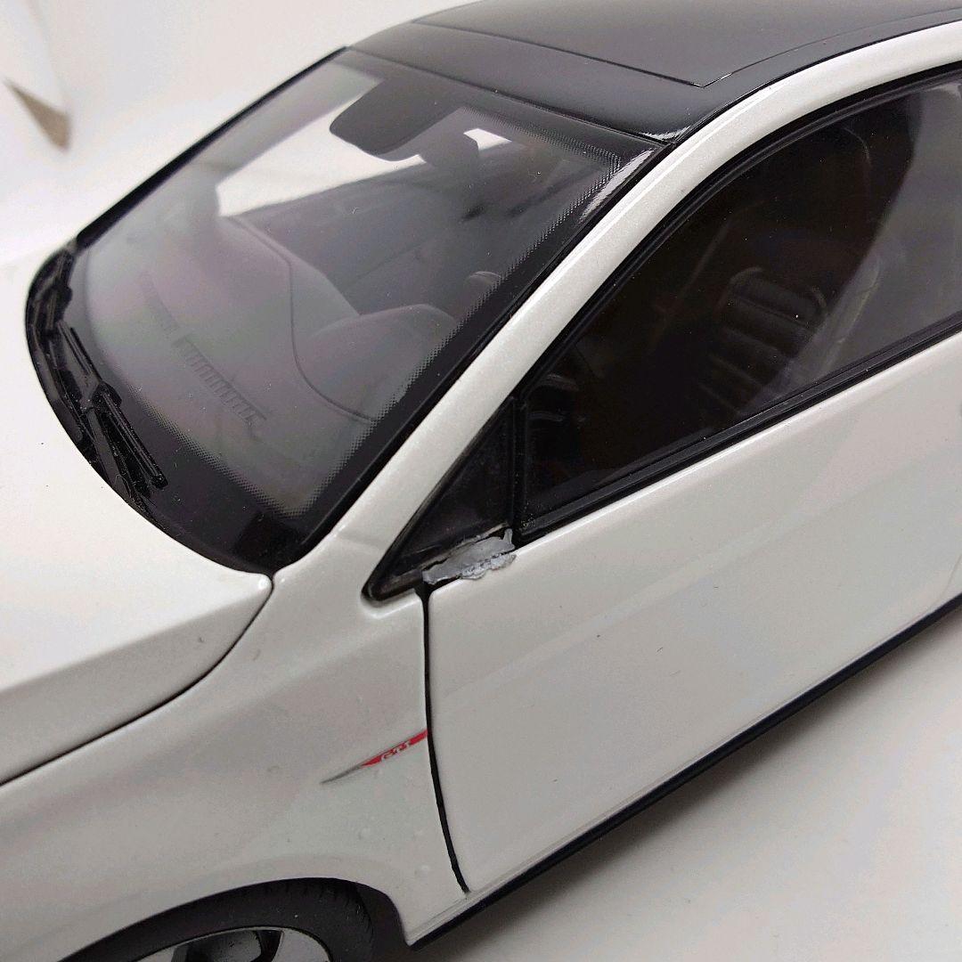 1/18　フォルクスワーゲン　ゴルフ７　GTI　ホワイト　ディーラー正規品