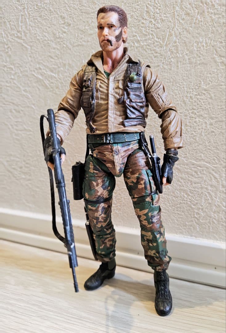 プレデター NECA シュワちゃん アクションフィギュア 迷彩服 武器付き