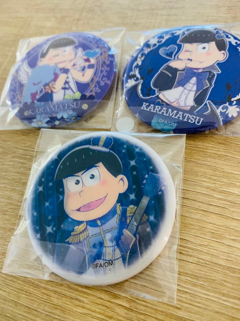 おそ松さん　カラ松　天使　悪魔　バンド　チェンジング 缶バッジ　ホログラム