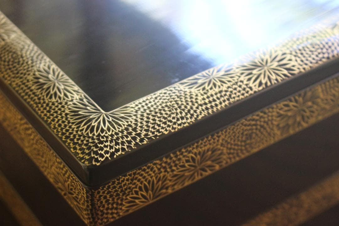 デッドストック！上質内朱黒漆に極上菊沈金の映える台付輪島塗二段重（検重箱お重