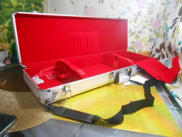 新品未使用(送料無料)11.980円沖縄三線専用肩紐付き一丁入アルミハードケース