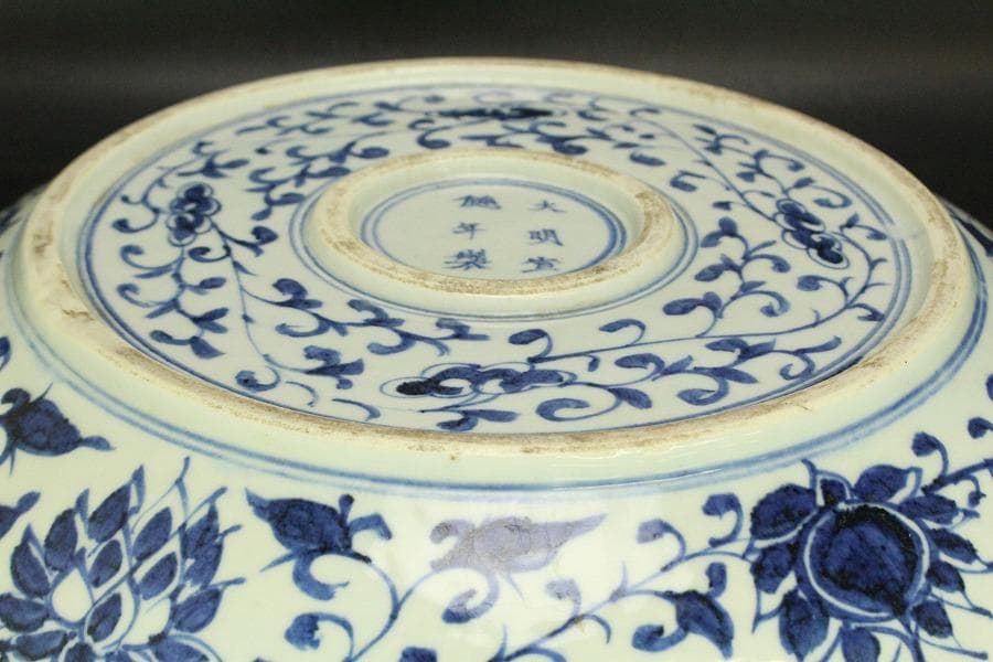 中国美術 纏枝蓮花 水鳥紋 染付大皿 時代物(A577)