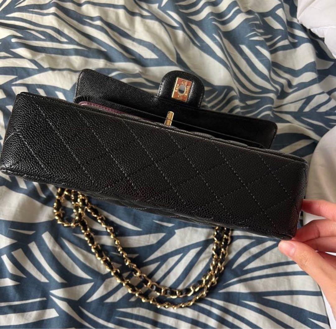 ブラックのキルティングレザーショルダーバッグ