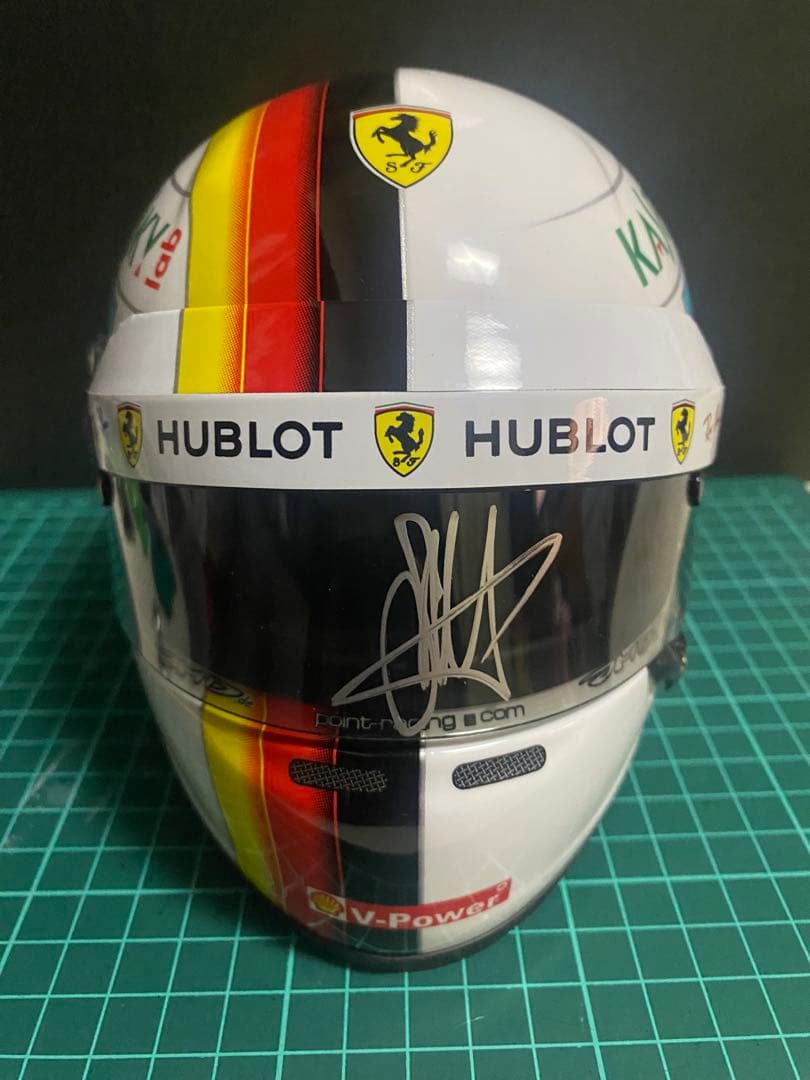 1/2ヘルメット　フェラーリS.ベッテル直筆サインいり