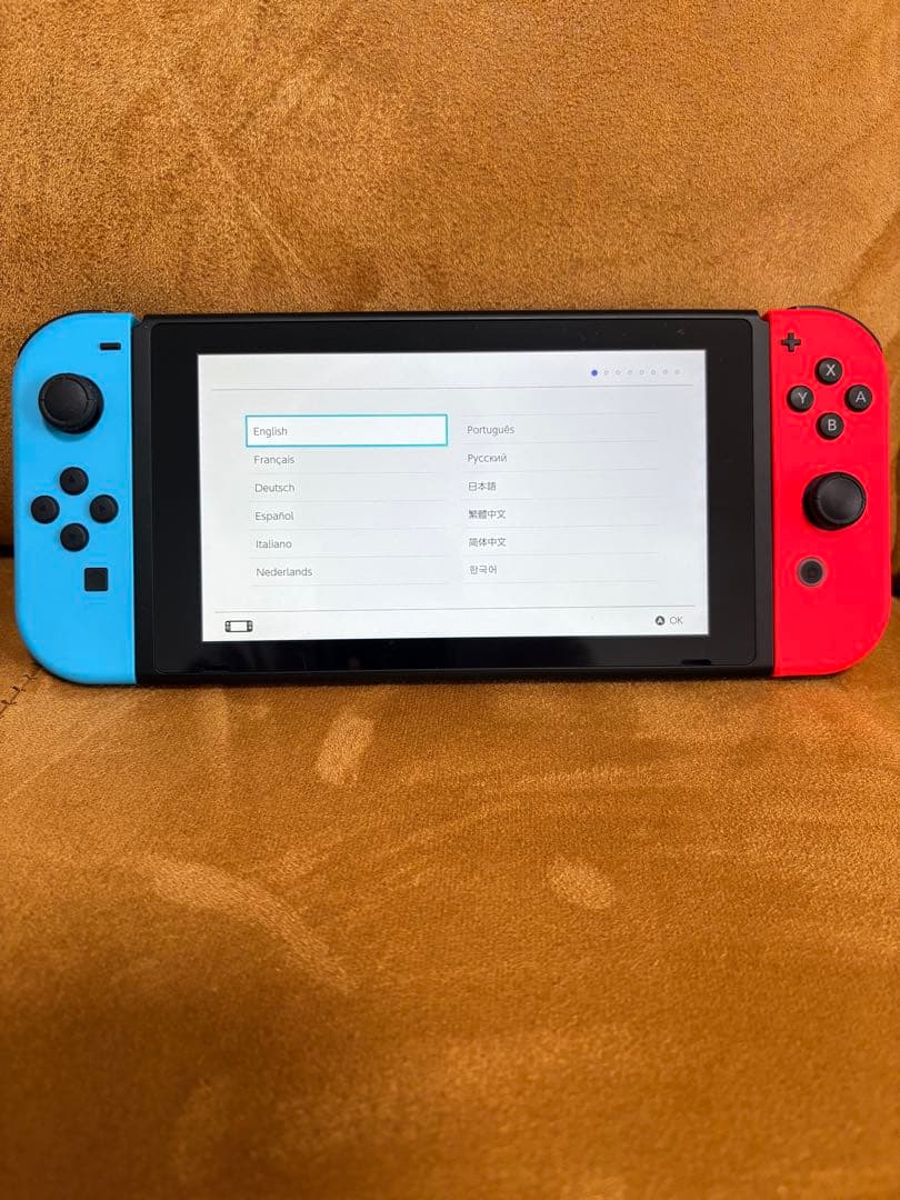 NINTENDO switch 本体一式・ジョイコン2個付属【極美品】