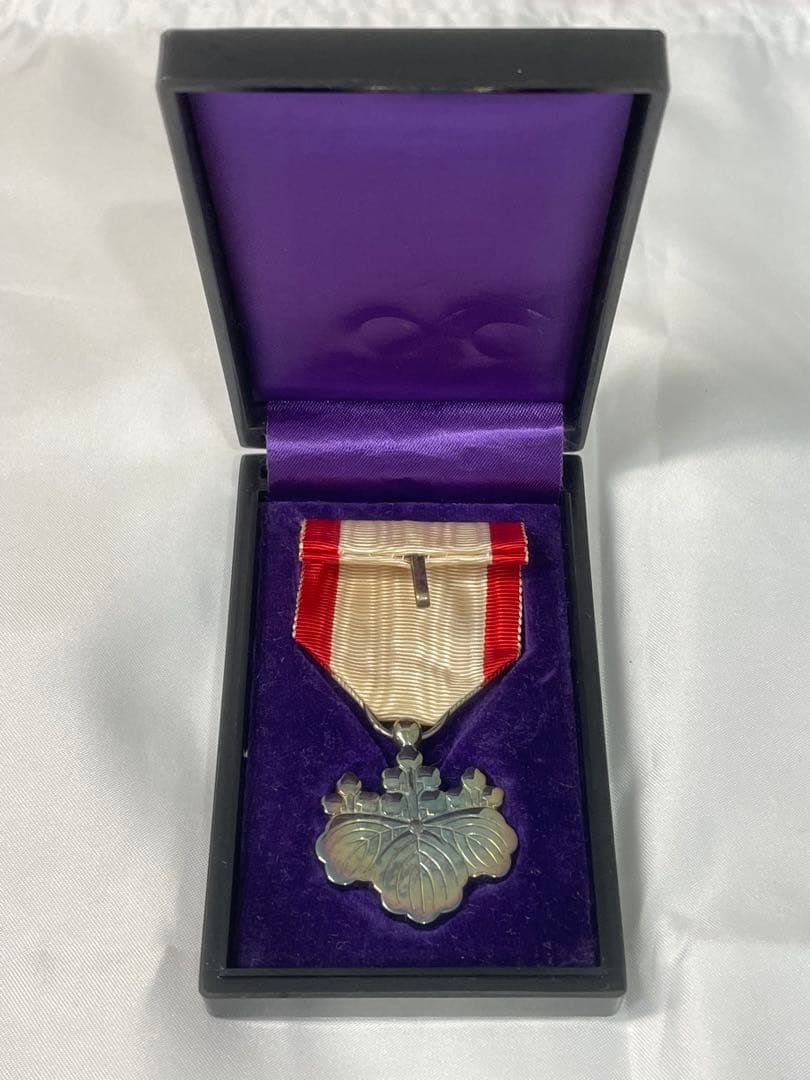 勲八等白色桐葉章 銀章 勲章 記章 旧日本軍 重さ約17g レトロ ミリタリー