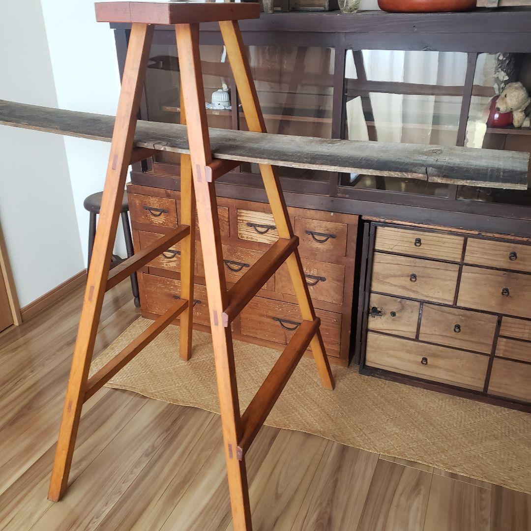 枯れた古い木製の脚立　ラダー　古道具　古家具　梯　シェルフ　棚