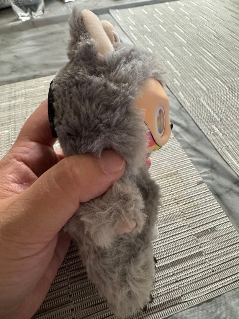 ラブブ シークレット【正規品】　POPMART　LVの服、保護カバーつき