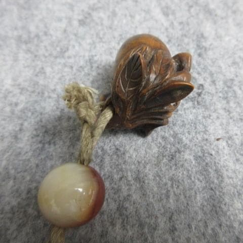 黒塗蒔絵荒波に岩鷹図印籠桃の根付 [B28159]