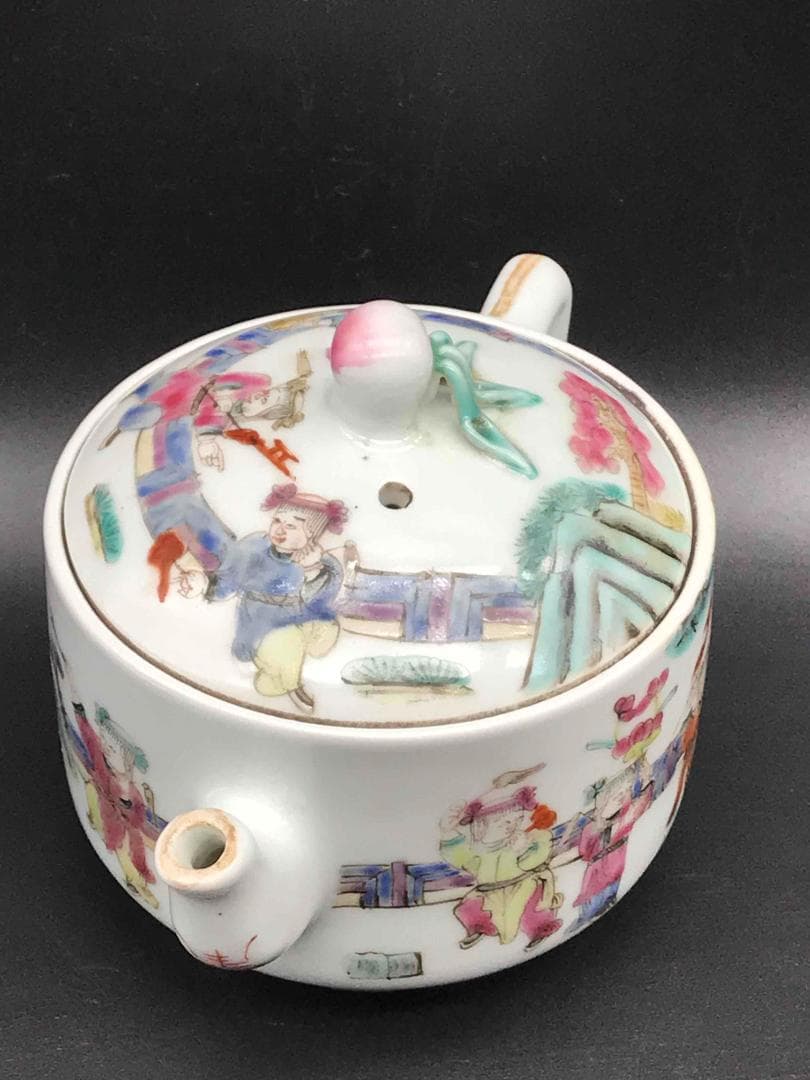 中国古美術　清同治　「同治年製」在銘　粉彩桃寿紋子供遊び紋　急須(C-17)