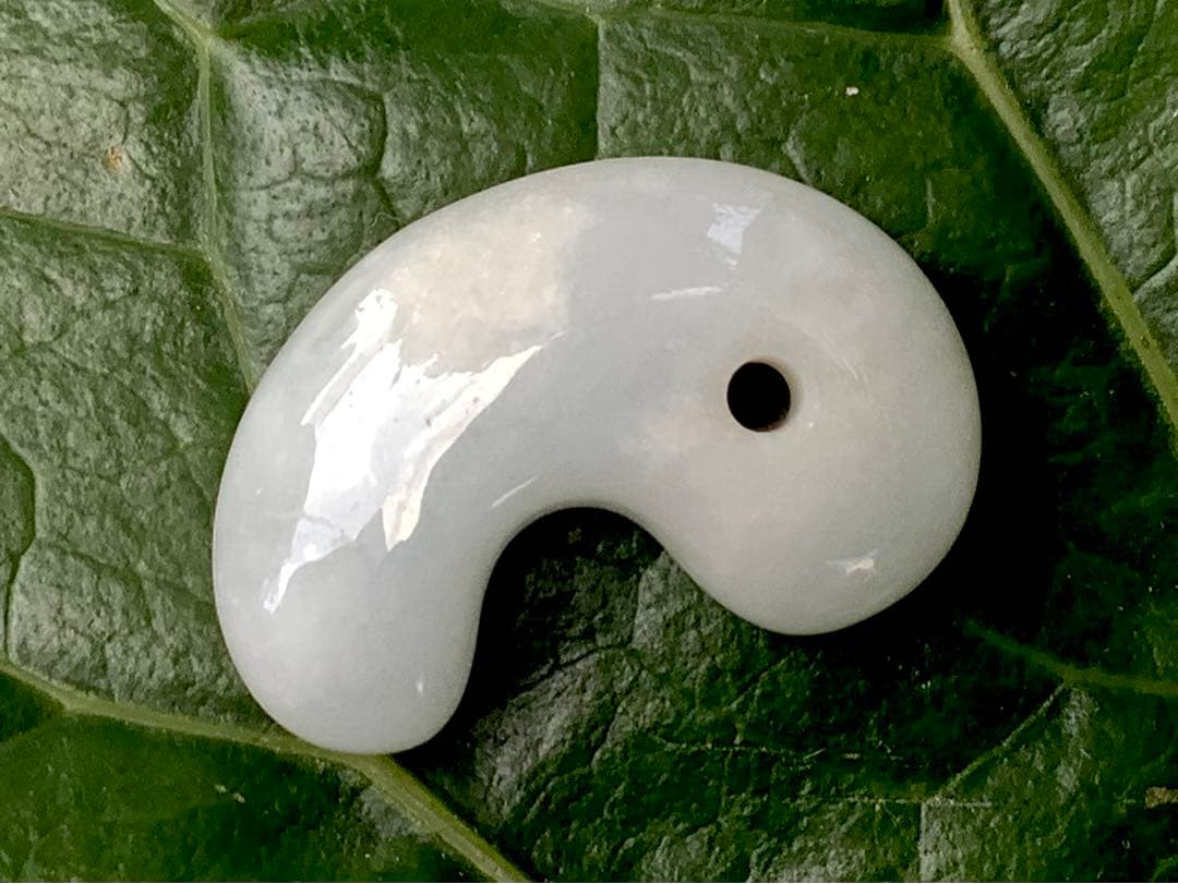 ✳天然石の妙味‼️ 本物の勾玉を卸しお値段で　糸魚川翡翠ジェダイト　鑑別書付‼️