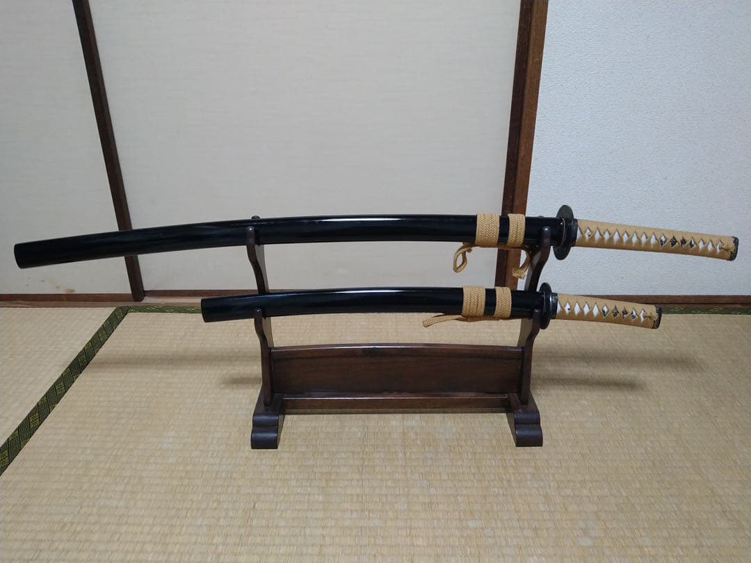 居合刀　大刀　小刀　2本セット　刀掛け付き　漆塗り鞘　鉄製鍔