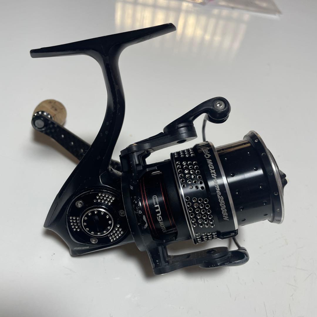 REVO MGXtreme 2500SH スピニングリール