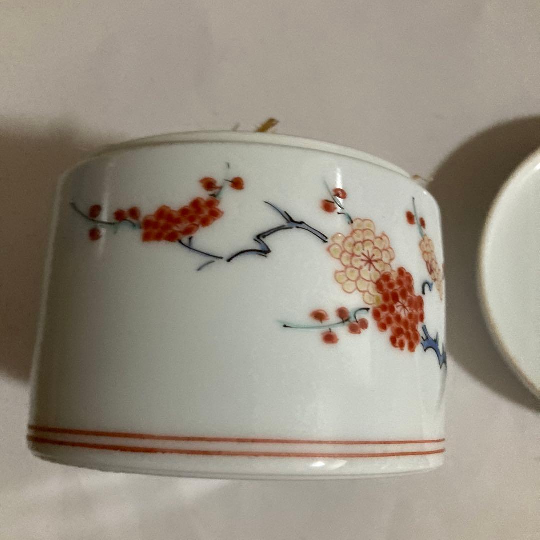 十三代柿右衛門　陶器の蓋付き容小物入れ　柘榴花柄