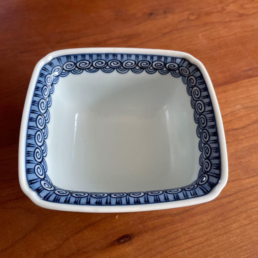 ⬇️有田焼　源右衛門　源右衛門窯　古伊万里　風山水見込舟形　赤農根菜図の小鉢