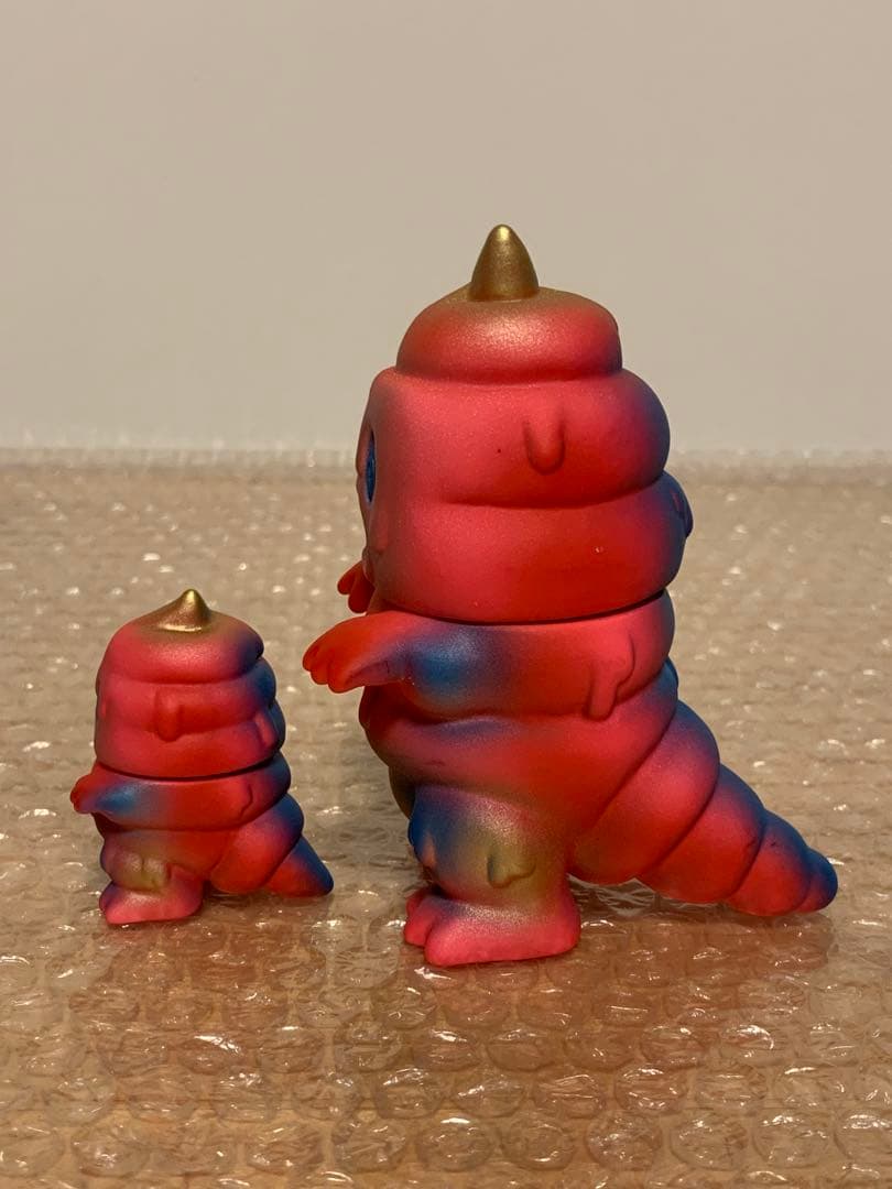 アートジャンキー とぐろ怪獣シットン ピンク × ブルー × ゴールド ソフビ