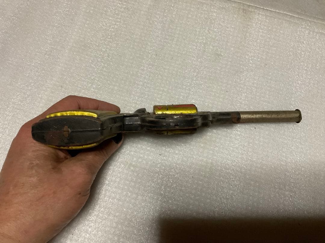 ブリキ製拳銃／ウエスタン・ボーイ。【ジャンク品　錆あり　引き金のみ可動　】。