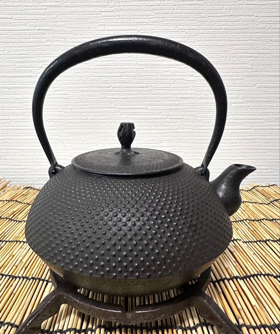 未使用品、供箱付　南部藤枝工房　藤枝 昌行作　１２型アラレ　南部鉄瓶　南部鉄器