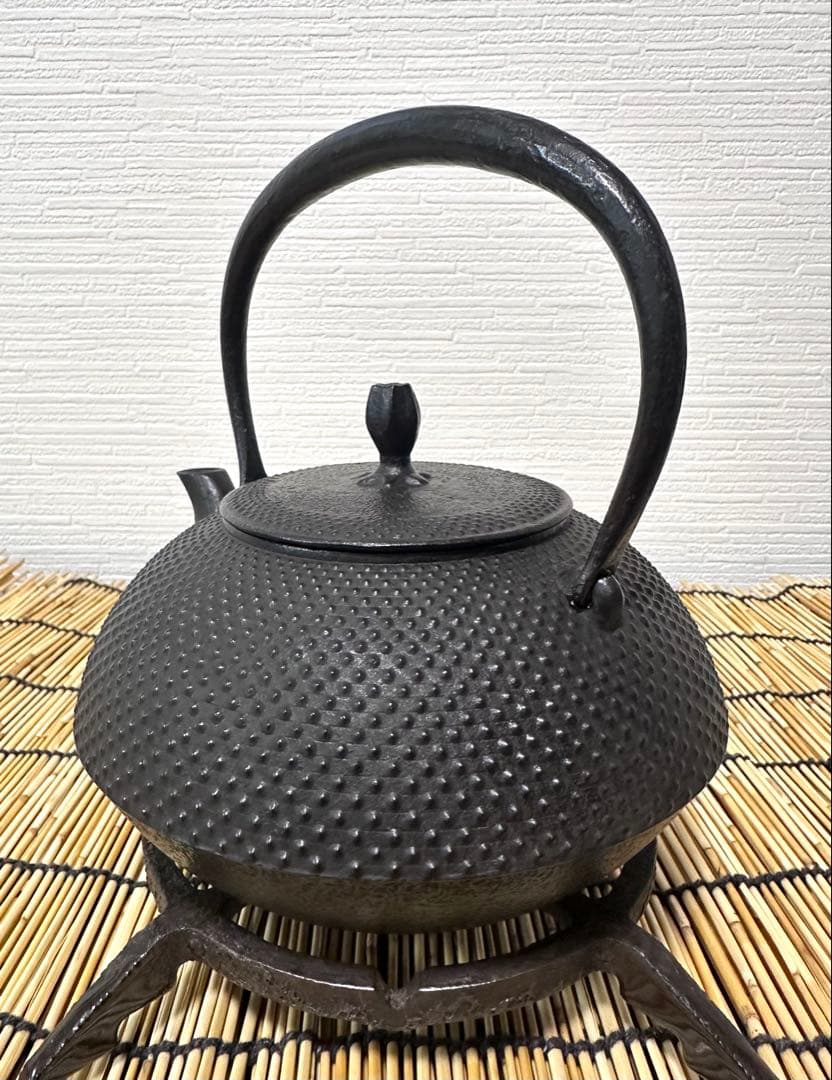 未使用品、供箱付　南部藤枝工房　藤枝 昌行作　１２型アラレ　南部鉄瓶　南部鉄器