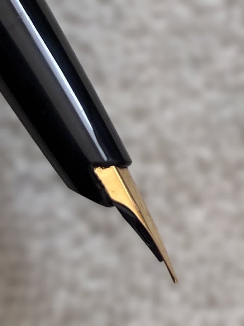 ◾️MONT BLANC モンブラン◾️万年筆◾️黒／金色◾️コンバーター付属◾️