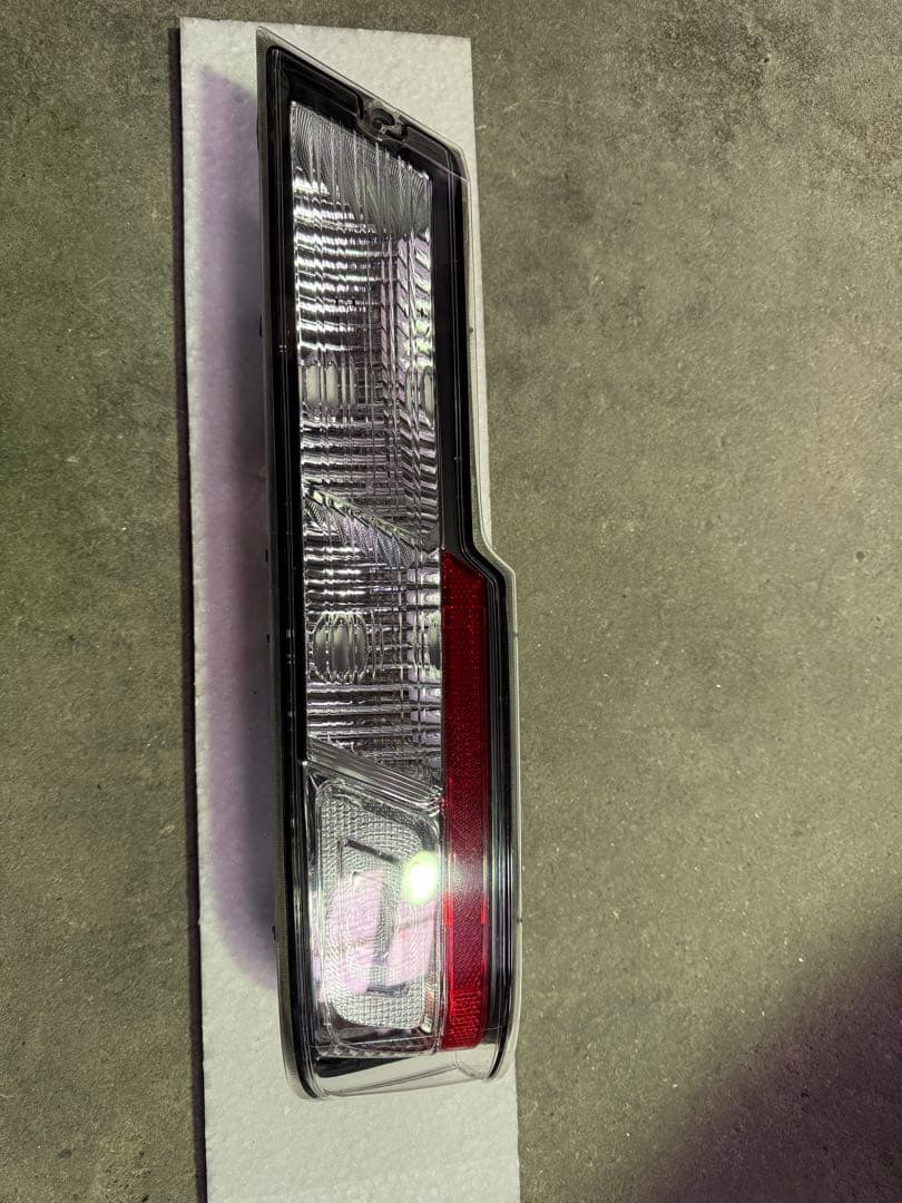 ダイハツ アトレー 右テールランプ・リアバンパーセンターモール セット