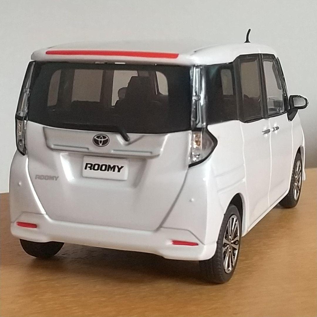 井上【ディーラー非売品】トヨタ ルーミーカスタム カラーサンプル ホワイト