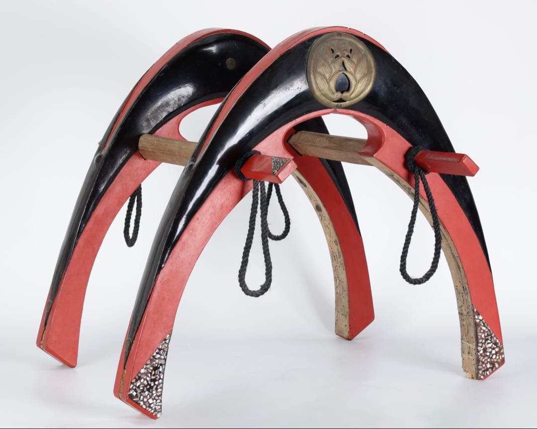 時代物 鞍 漆塗 螺鈿細工 家紋金具 木製 馬具 装飾鞍 古美術 骨董品 花嫁鞍