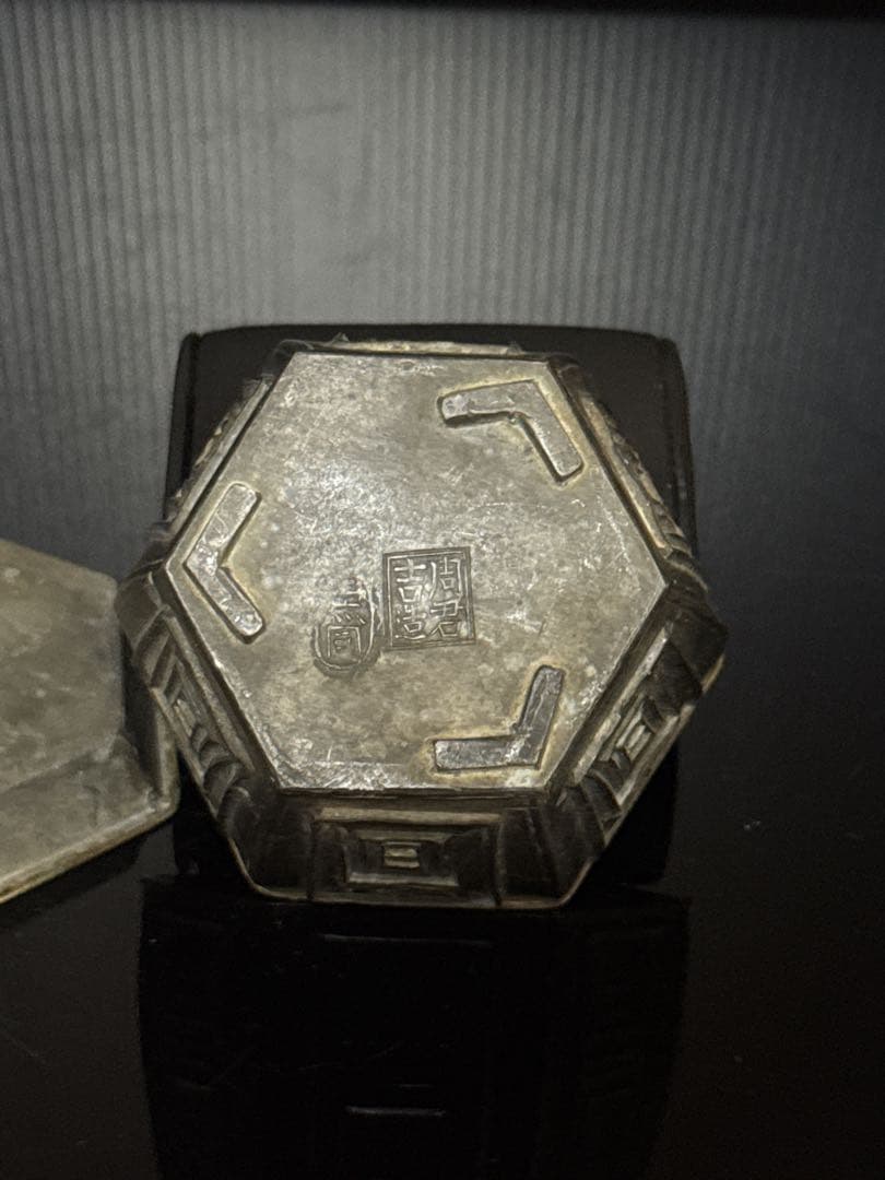 周君吉造 款 点同 古錫製 壽字文 銅覆輪 六角式 三足 建水 唐物 煎茶道具