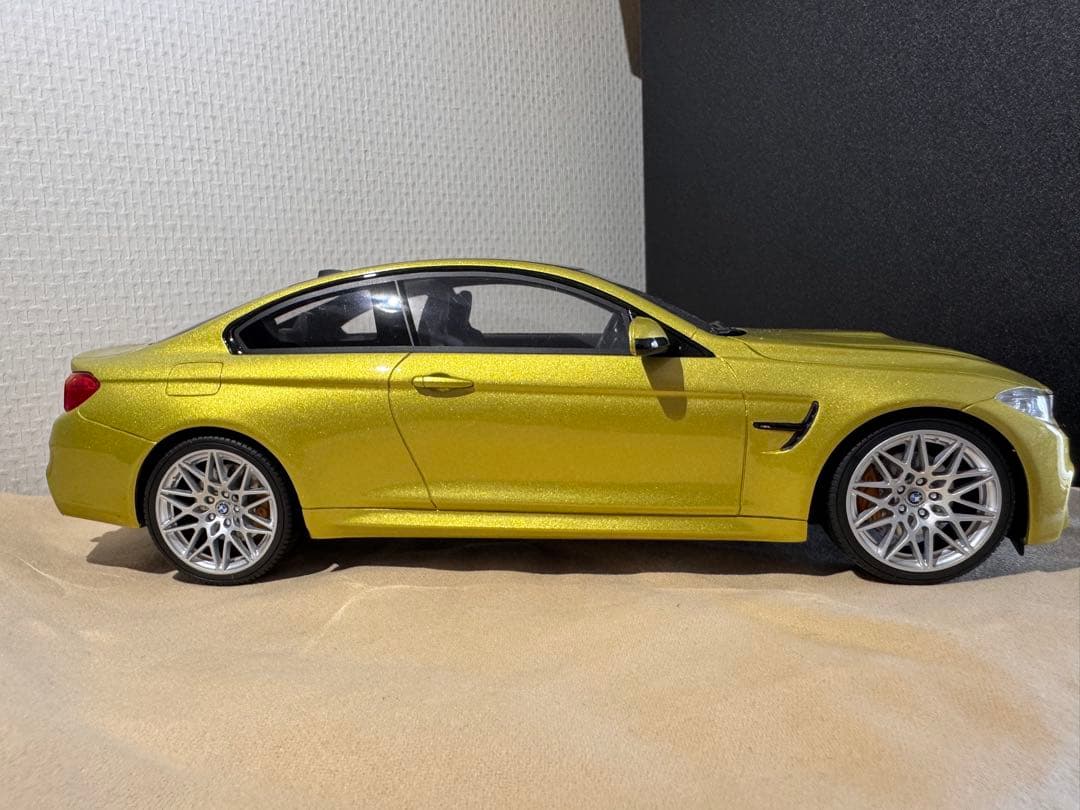  M4 ミニカー イエロー1/18
