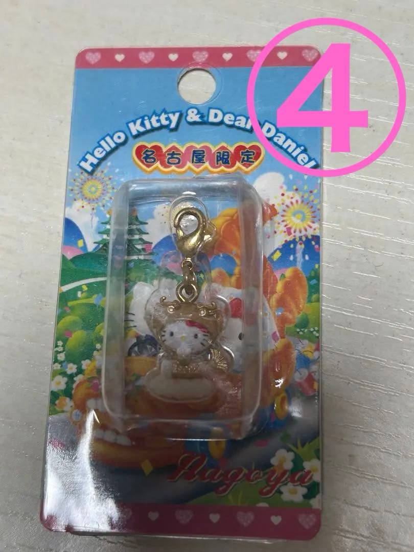 キティちゃん根付け8点セットです。