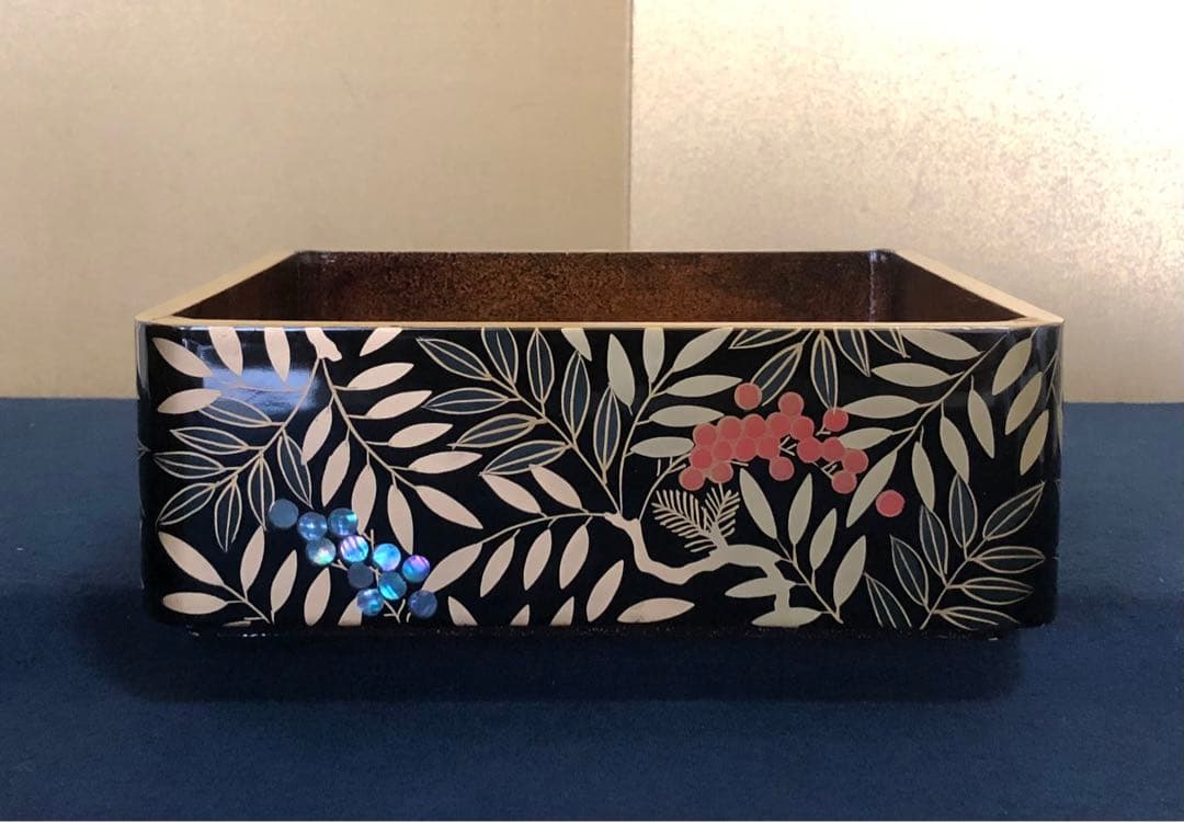 《R》黒内梨地 総蒔絵 螺鈿 南天 鶴若松 四段重 替蓋 260121き6