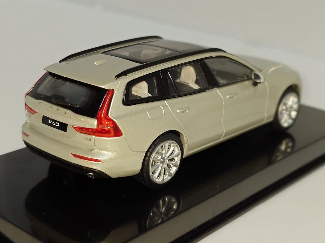 NOREV VOLVO V60 1/43 ミニカー カラーサンプル