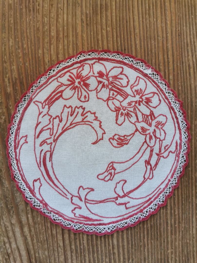 アンティークフランス 菫とカラーリリーの赤糸刺繍 レーストリム リネンドイリー