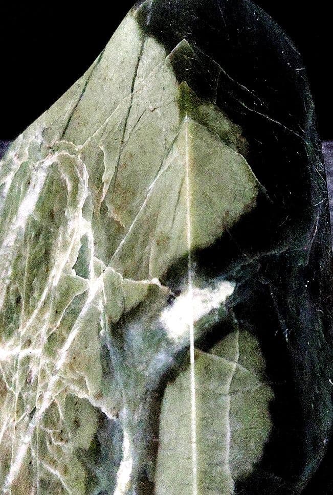 ★翡翠原石★幻の翡翠【秩父軟玉・三沢ヒスイ2面カット663ｇ】