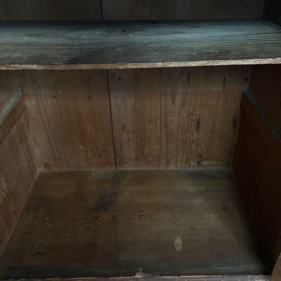 小柄な古家具の棚